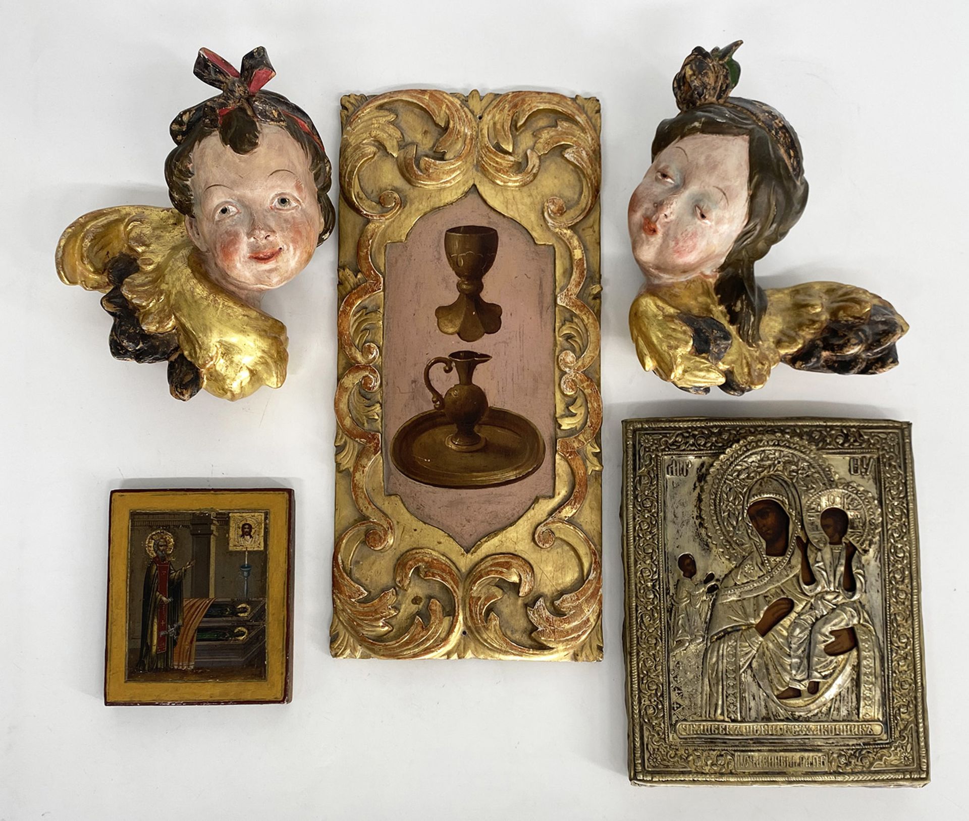 Religiöses Konvolut: Zwei Puttenköpfchen, Farb- und Goldfassung, H. ca. 20 x 16 cm; kleine Ikone mit