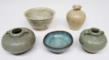 Konvolut diverse Gefäße, 13. - 16. Jh.: Kleine Yunyao blauglasierte Schale, Yuan (1279-1368), D 8,