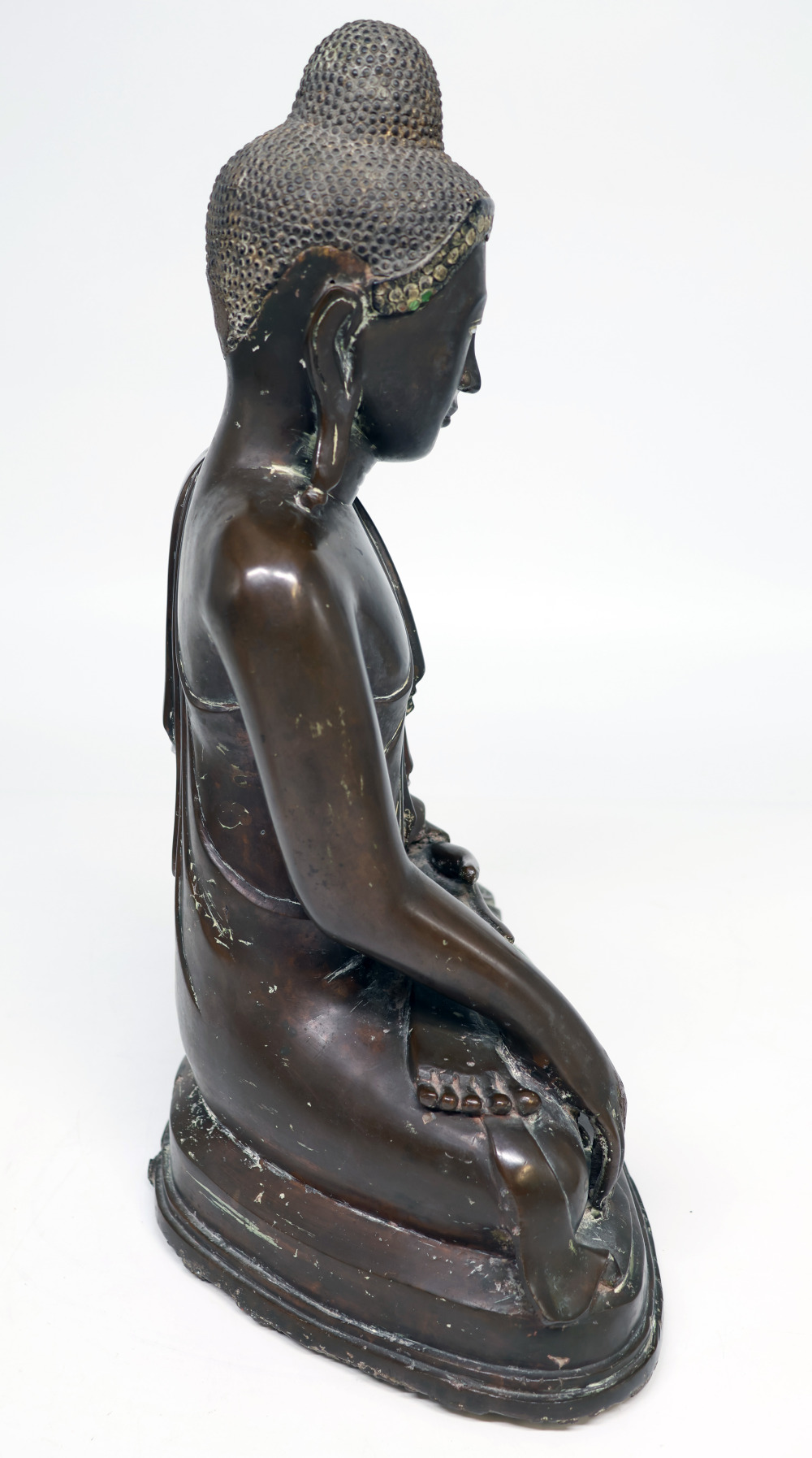 Buddha Shakyamuni. Bronze. Birma, Mandalay, um 1900. Stirnband teils besetzt mit Spiegelglassteinen, - Image 3 of 7