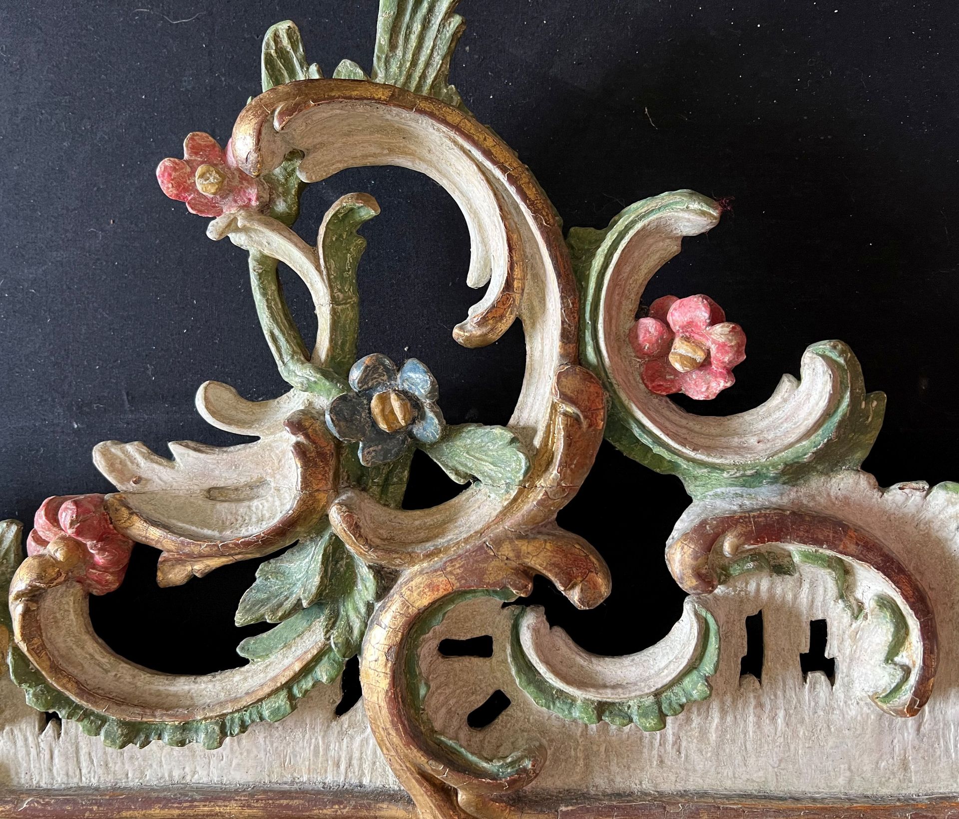 Spiegel mit Rankenornamentik, Blättern und Blüten, Holz, farbig gefasst, facettiertes Glas, - Bild 3 aus 3