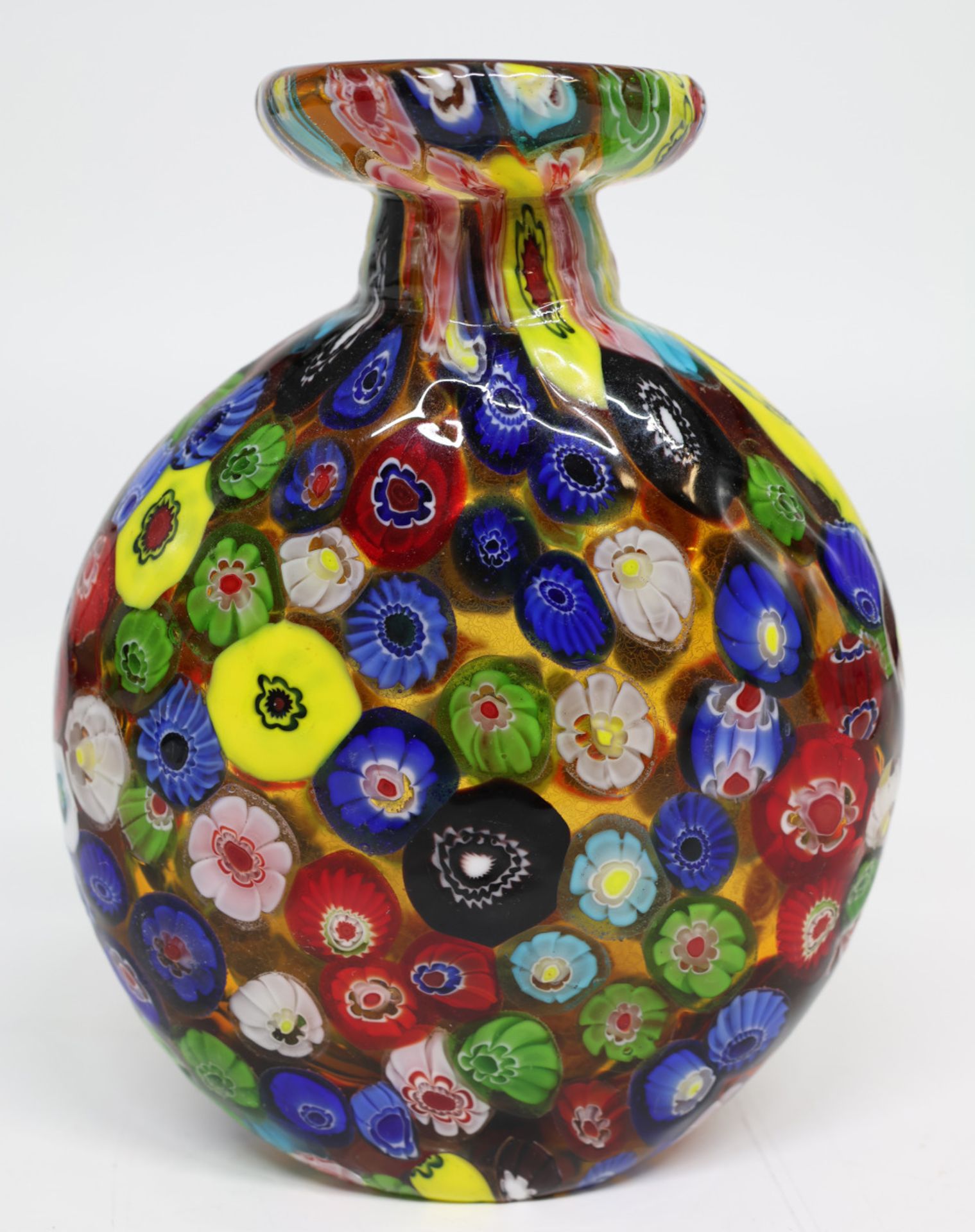 Mille Fiori Vase, wohl Murano, Grund honigfarben, darin bunte Blumen in gelb, Rot, Rosa, Blau und - Image 4 of 4