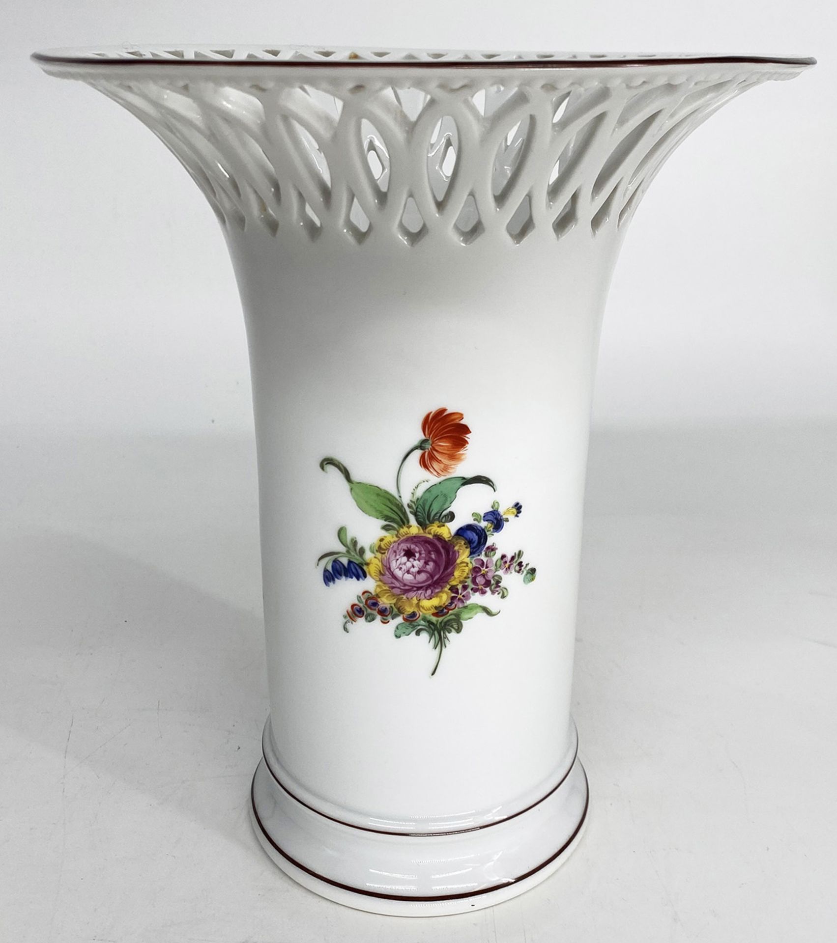 Konvolut aus 4 großen Vasen: KPM, Amphorenvase mit Greifenhenkeln, sog. Französische Vase, - Image 12 of 13