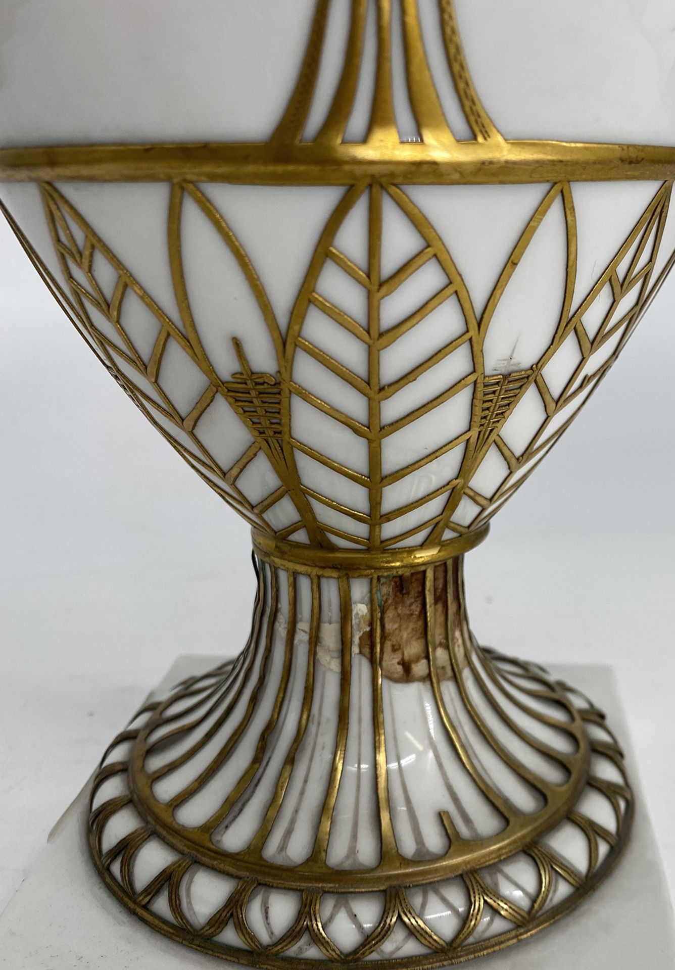 Konvolut aus 4 großen Vasen: KPM, Amphorenvase mit Greifenhenkeln, sog. Französische Vase, - Image 9 of 13