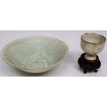 2 Objekte China, Song Dynastie (907 - 1279): Qingbai glasierte Schale (Rand min. best.), D 18 cm und