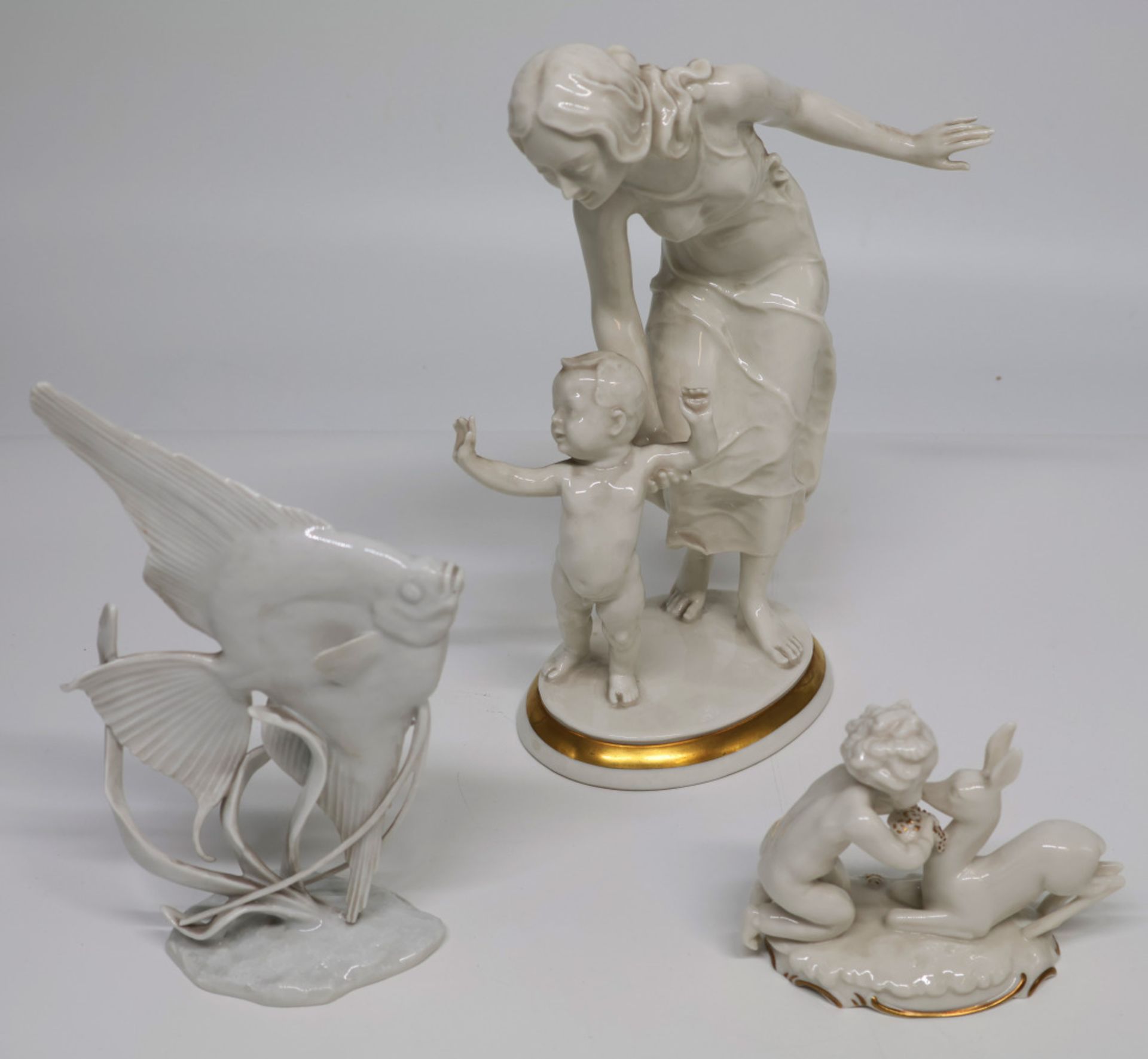 Konvolut von sechs Figuren, Porzellan: Hutschenreuther, Mutter mit Kind, "Erster Schritt", H. 27 cm; - Image 12 of 16