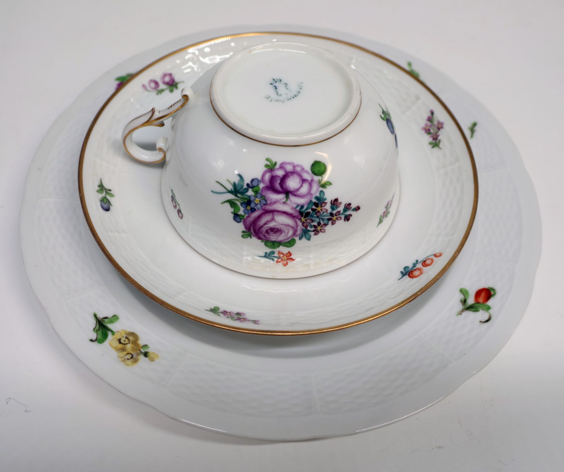 Konvolut Porzellan: Meissen: Schale, best. 20 x 23 cm, Kännchen, Rote Rose, Deckel min.best., zweite - Image 4 of 17