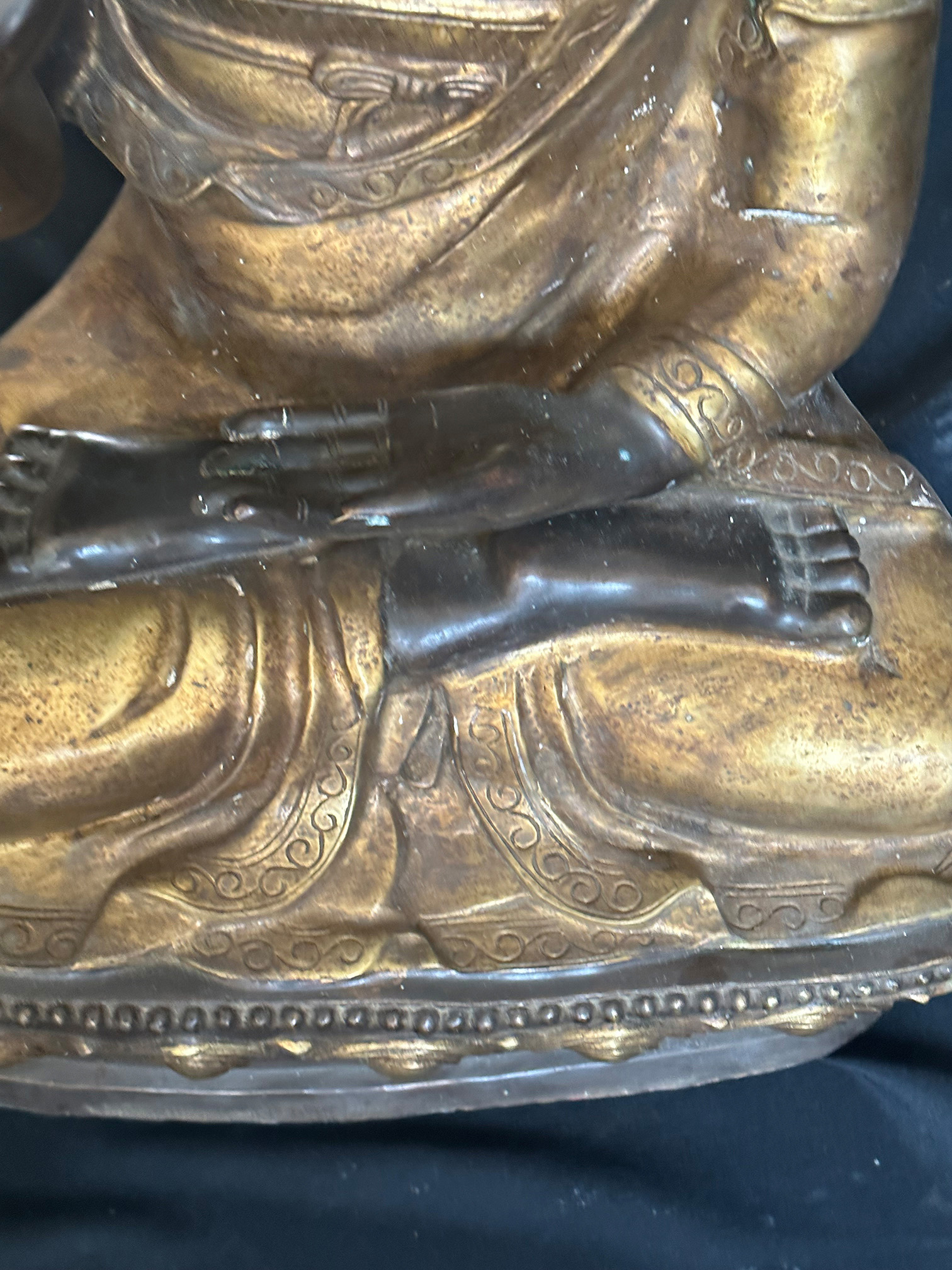 Buddha, Nepal, 20. Jh., Bronze, stellenweise vergoldet, die rechte Hand in abhaya-mudra, die linke - Image 2 of 4