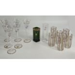Konvolut Jugendstil Glas, Art déco, 6 x Sekt-/Champagnerflöten H 25 cm, 1 x Vase grün, Gold, H 16