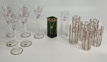 Konvolut Jugendstil Glas, Art déco, 6 x Sekt-/Champagnerflöten H 25 cm, 1 x Vase grün, Gold, H 16