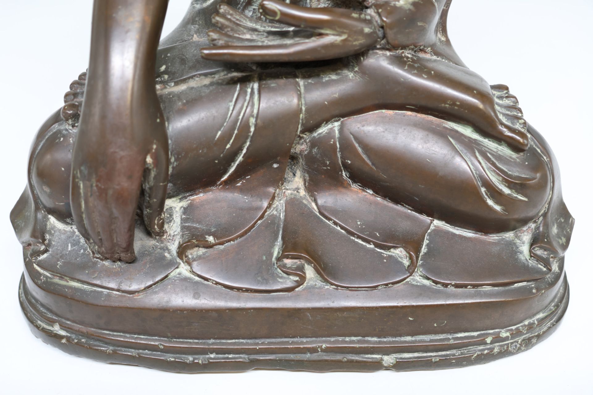 Buddha Shakyamuni. Bronze. Birma, Mandalay, um 1900. Stirnband teils besetzt mit Spiegelglassteinen, - Image 7 of 7