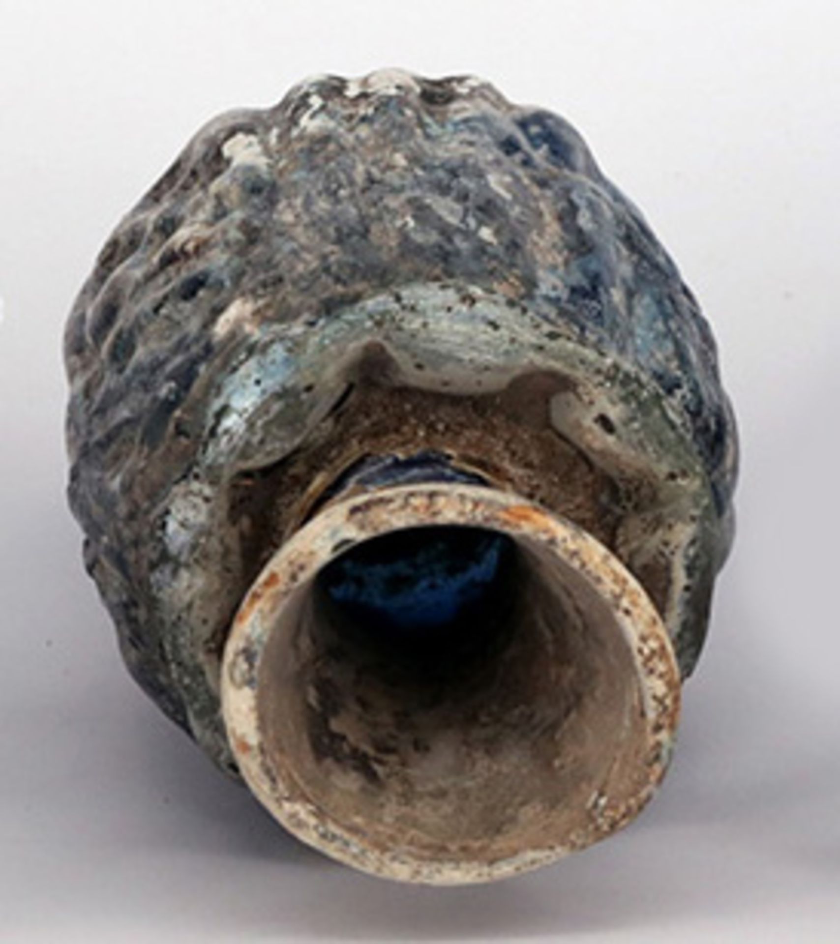 Dickwandige Glasvase, Ägypten oder Syrien, 3.-4. Jh. n. Chr., H 8,3 cm. Der schwere Glaskörper wie - Image 2 of 3