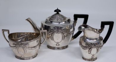 Dreiteiliges Set, 800er Silber: Teekanne, Milchkännchen und Zucker, mit Holzgriffen und Holzknauf (