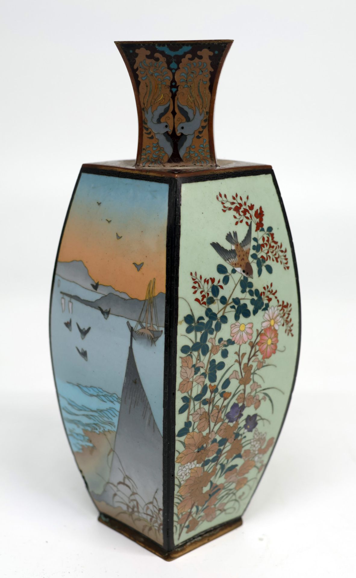 Asien, frühe Cloisonné Vase mit feinen Landschafts- und Vogelmotiven, interessante, kantige Form,