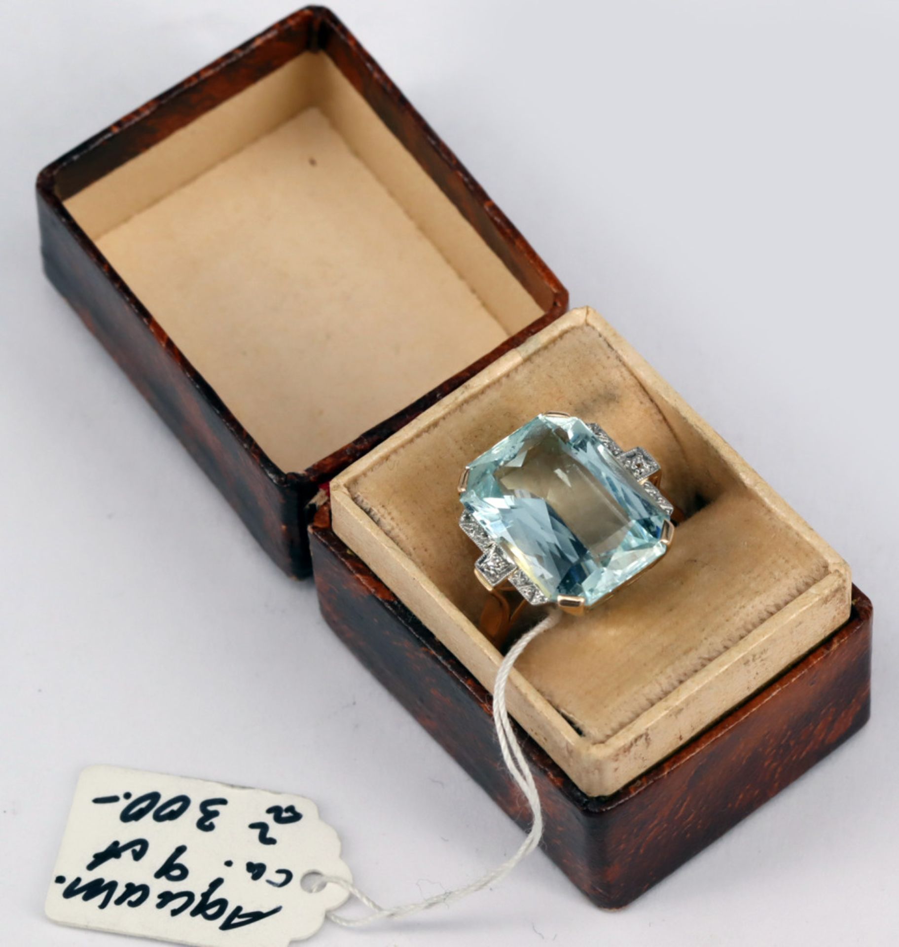 Ring, 585er GG, mit großem Aquamarin ca. 9 ct, seitlich mit Diamanten gefasst, Altersspuren, RG56 - Image 5 of 5