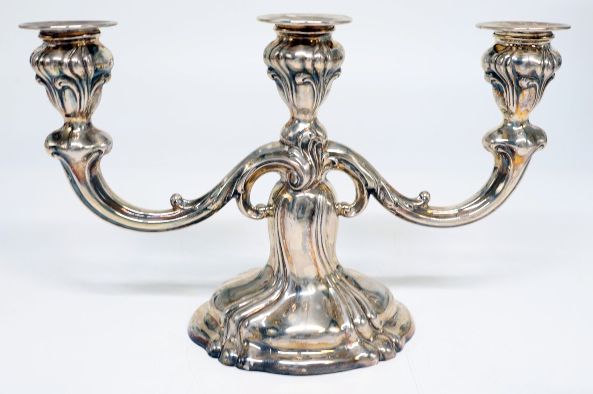 4 Leuchter, 835er und 925er Silber, Stand jeweils gefüllt: 2 dreiflammige Leuchter, H 18 cm; ein - Bild 2 aus 3