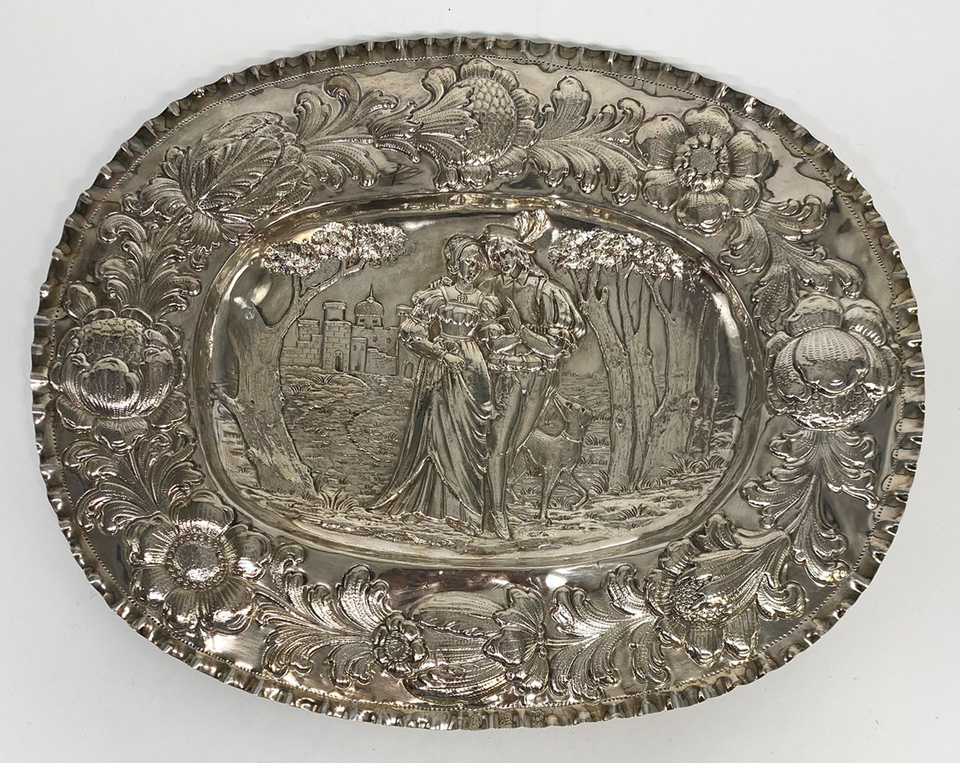 Ovale Silberschale mit üppigem Blumendekor-Relief auf der Fahne sowie einer Figurendarstellung im