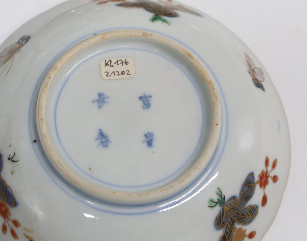 Asia, 7 Teller, Imari, Landschaften und Blumen, teils signiert, D 12 bis 35 cm. Asia, 7 plates, - Image 3 of 3