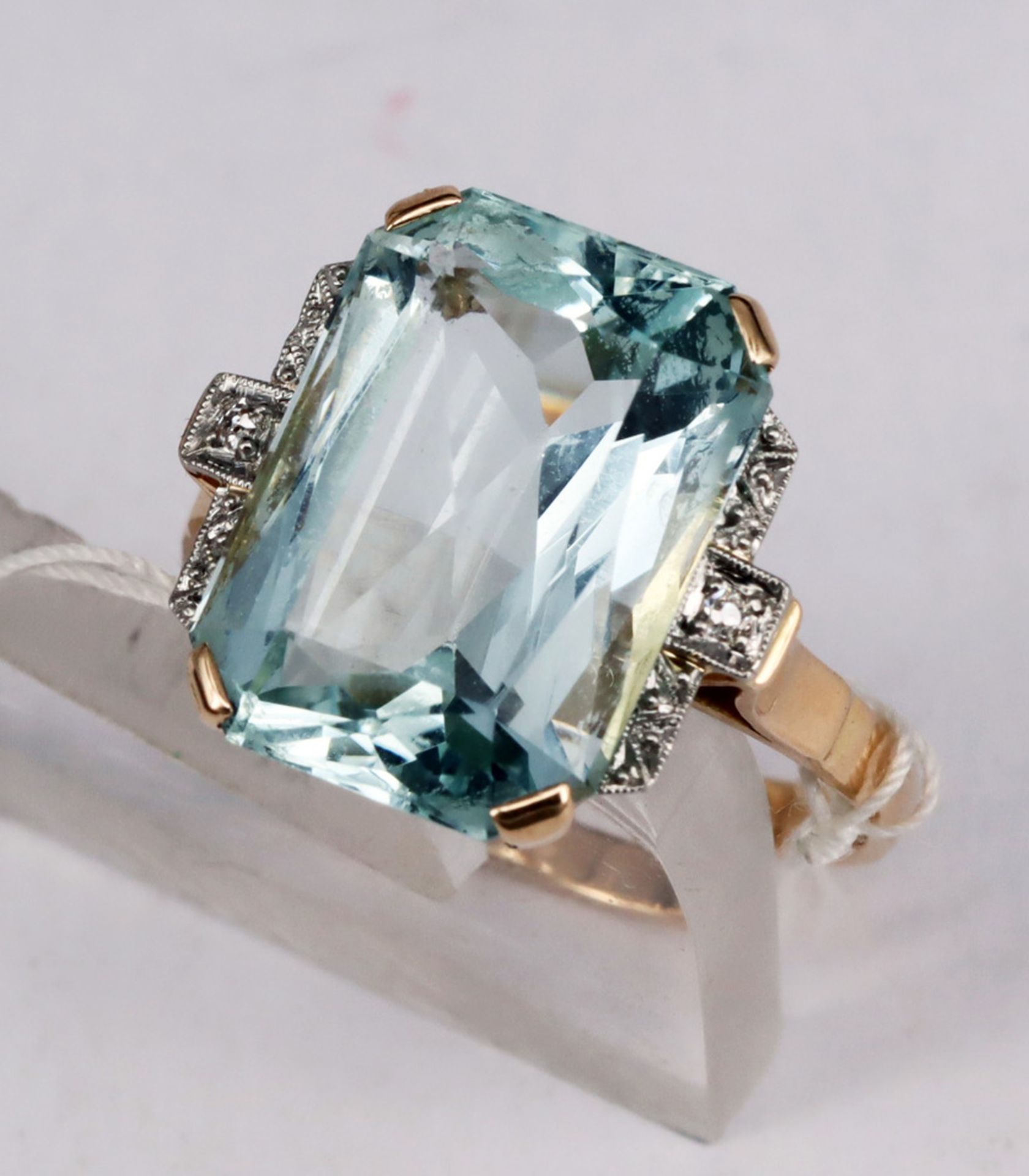 Ring, 585er GG, mit großem Aquamarin ca. 9 ct, seitlich mit Diamanten gefasst, Altersspuren, RG56 - Image 2 of 5