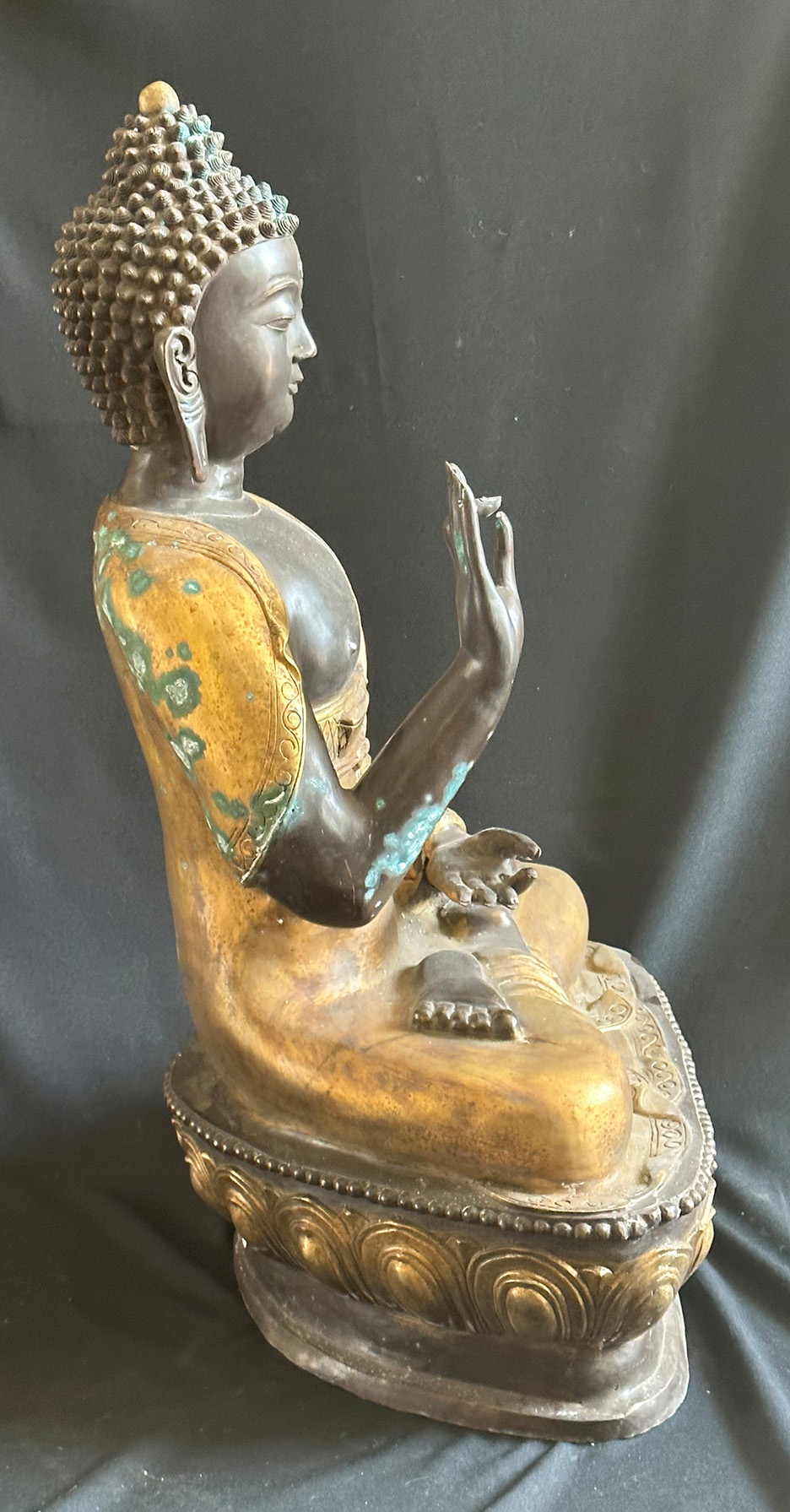 Buddha, Nepal, 20. Jh., Bronze, stellenweise vergoldet, die rechte Hand in abhaya-mudra, die linke - Image 4 of 4
