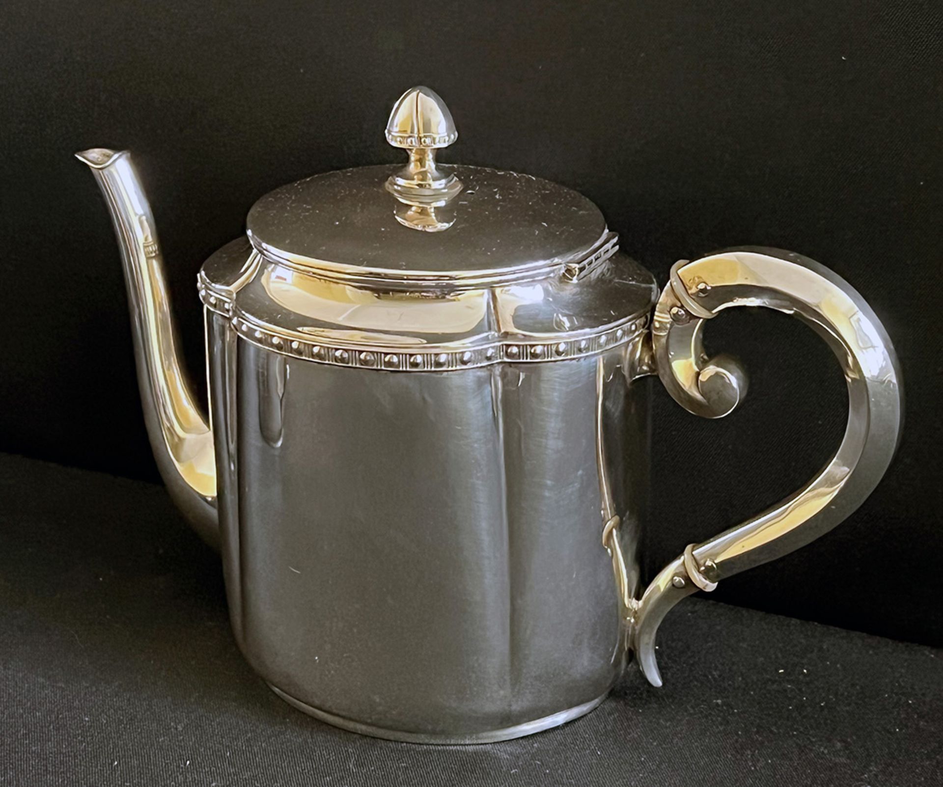 Kaffee- und Teeset, 800er Silber, ca. 1920. Kaffeekanne, Teeekanne, Milchkännchen, Zuckerdose und - Bild 5 aus 5