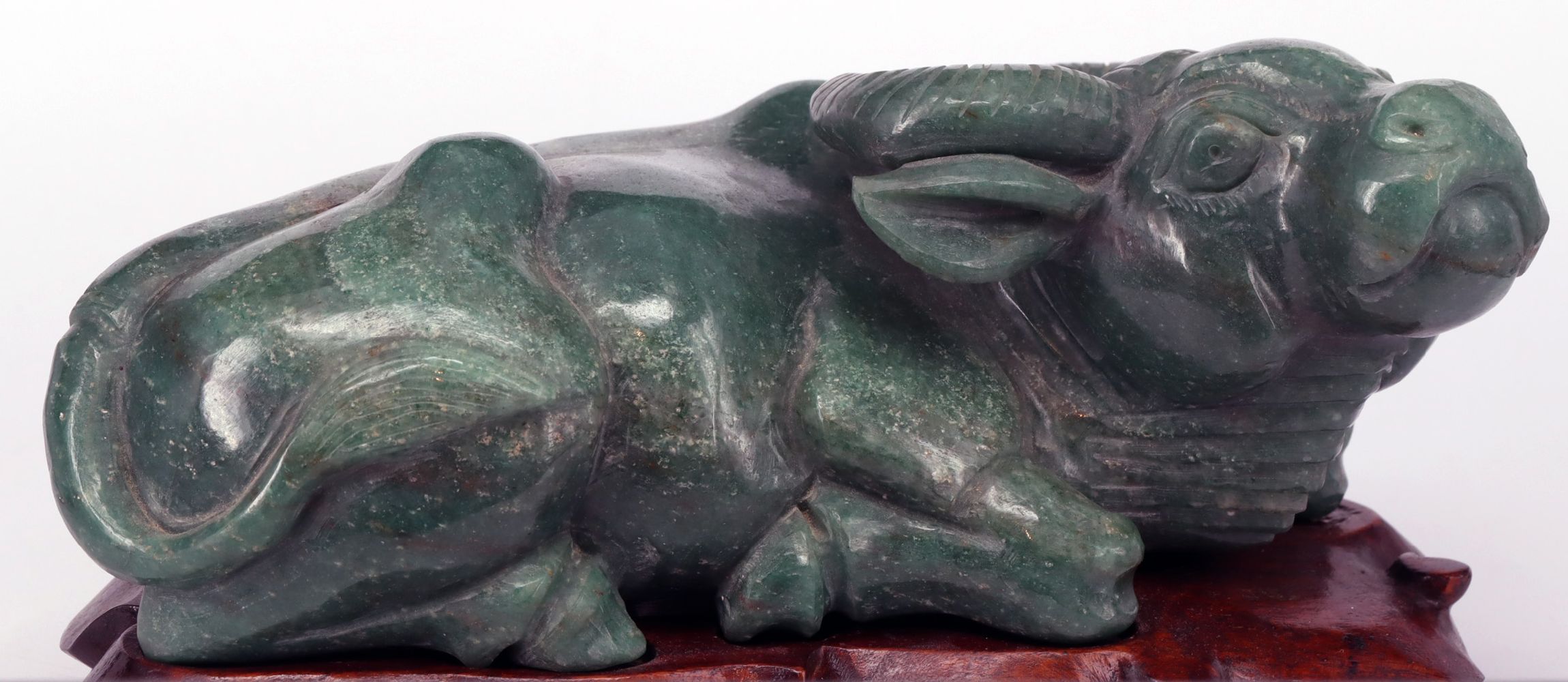 China, Wasserbüffel, Jade, auf Holzsockel, 28 x 12 x 11 cm. China, water buffalo, jade, on wooden - Image 3 of 4
