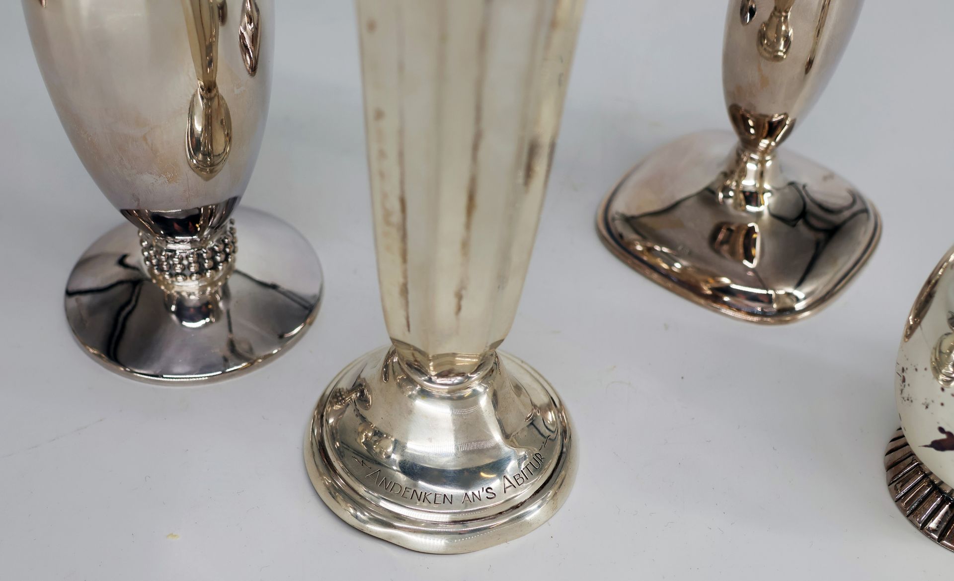 6 Vasen, alle Silber, Alterspuren, Flecken: Bauchige Vase, Vase mit wellenförmigem Band und - Bild 4 aus 8