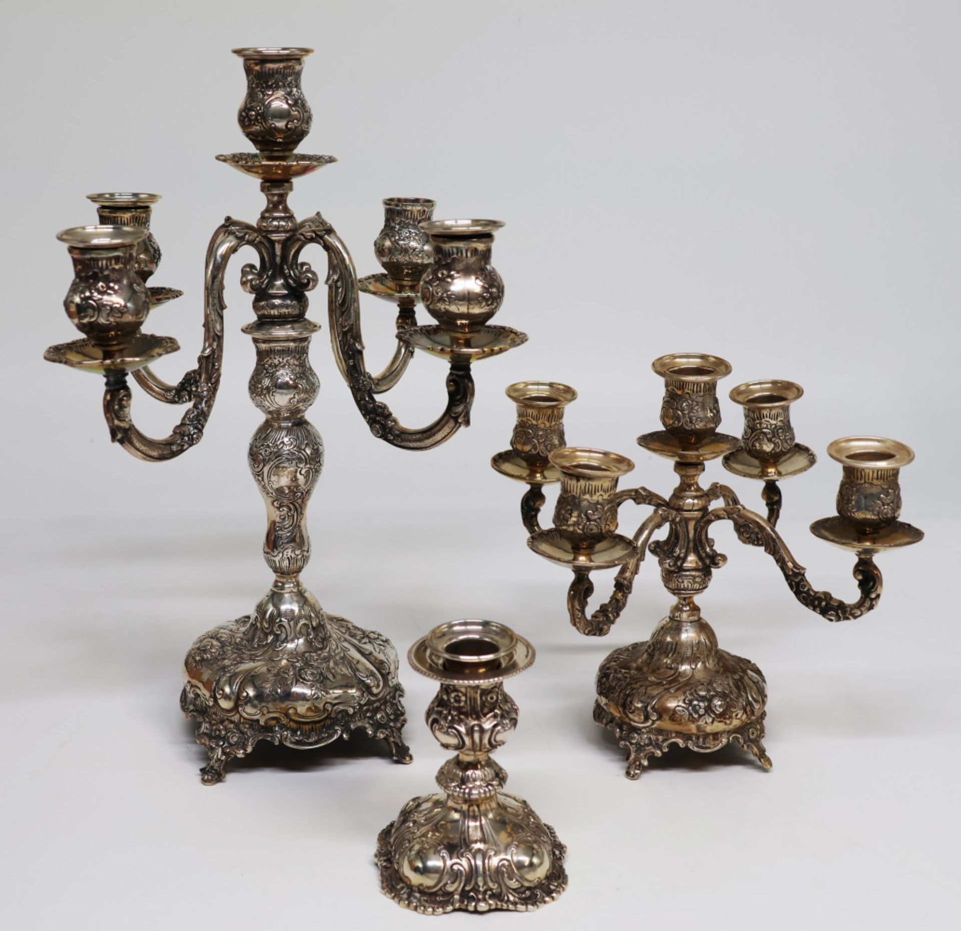 Sammlung von drei Leuchter, 800er Silber, 2236 g: 2 x fünfflammig, H 21 und 36,5 cm sowie ein