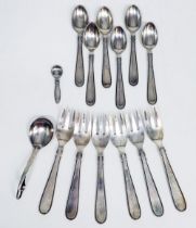 Konvolut dänisches Silber: 6 Kuchengabeln und 6 Teelöffel, gepunzt, JS; 2 x Georg Jensen, kleiner