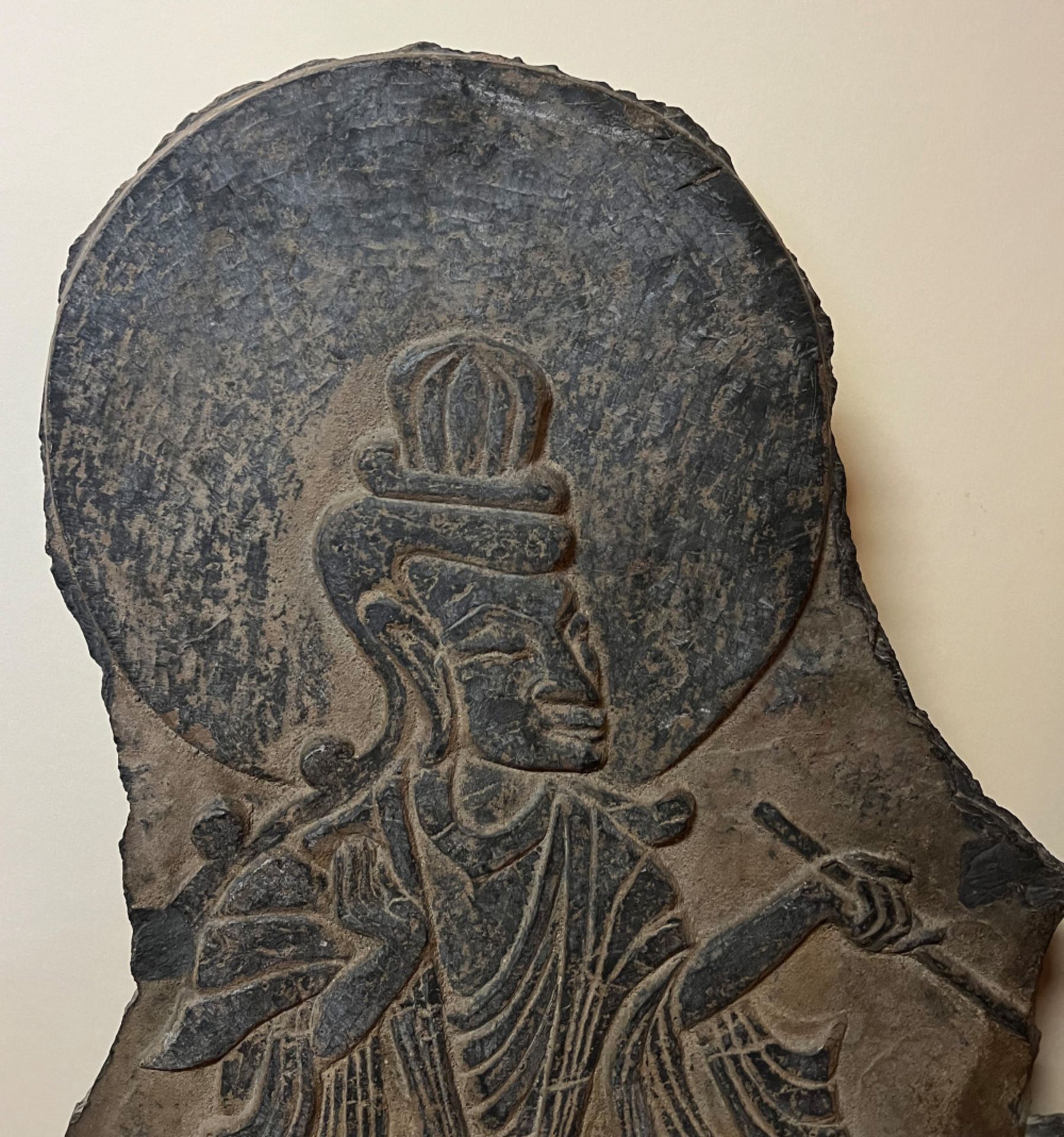 Asiatisches Steinrelief, wohl China 18./19. Jh., Flachrelief mit einem reich gewandeten Gelehrten, - Image 3 of 5