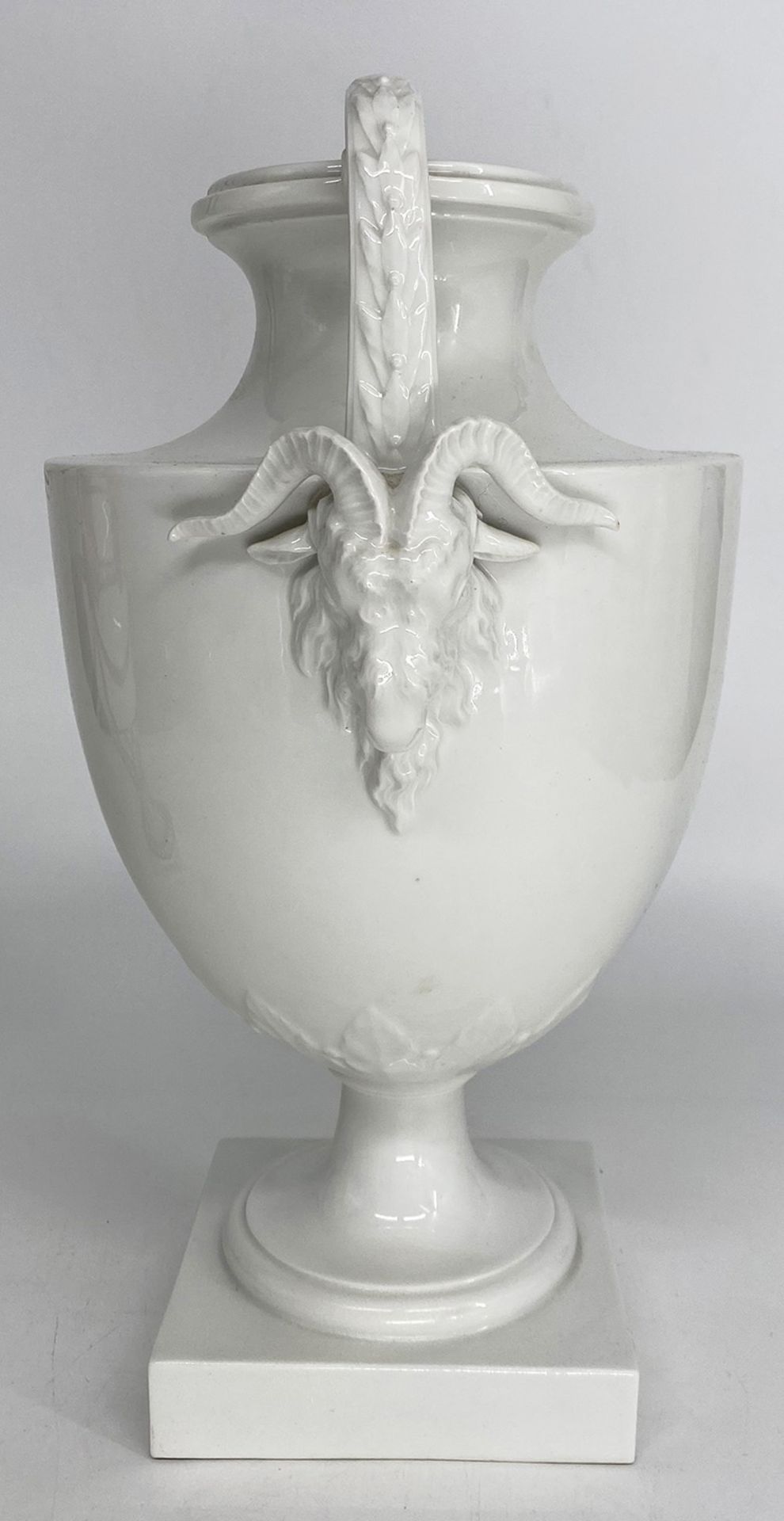 Konvolut aus 4 großen Vasen: KPM, Amphorenvase mit Greifenhenkeln, sog. Französische Vase, - Image 13 of 13