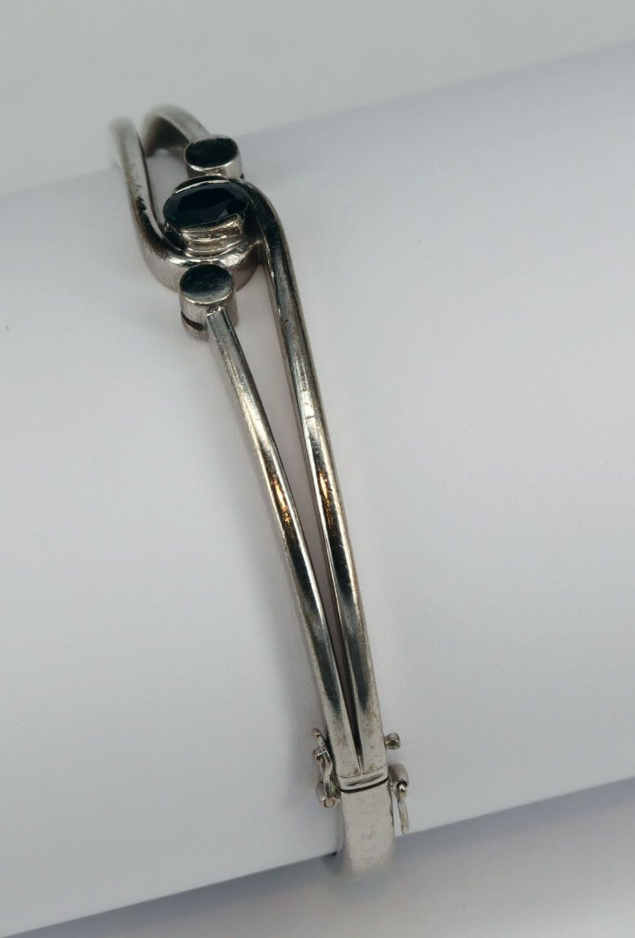 Armreif, 750er WG, 27 g, mit Saphir in geschwungener Form, Gebrauchsspuren, innen 5,5 x 4,5 cm. - Bild 4 aus 4