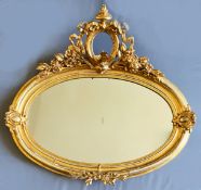 Ovaler Spiegel mit prächtigem vergoldeten Rahmen, schöner Aufsatz mit Blumen, Schleifen und