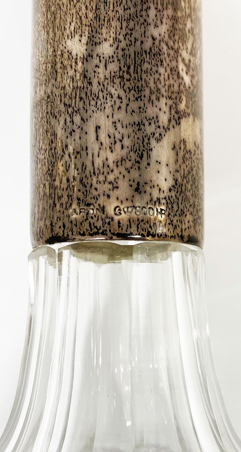 Konvolut Kristallglas: hohe Karaffe mit teils floralem Dekor, Karaffe mit Silberhals, Henkelkaraffe, - Image 6 of 6