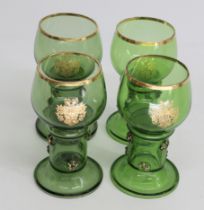 4 x Weinglas / Römer, grün, goldenes Wappen, Goldrand teilweise berieben, H 16 cm. 4 x wine