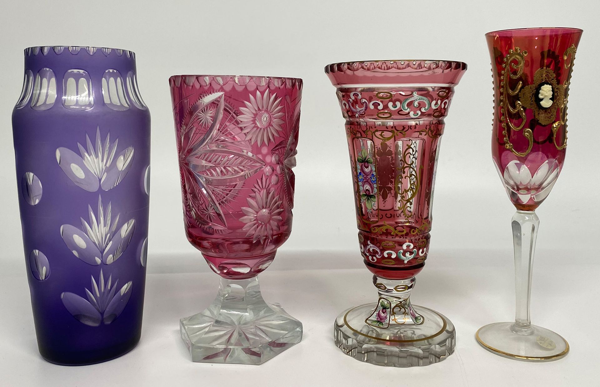 Großes Glaskonvolut, überwiegend Rubinglas, Böhmen: großer tulpenförmig und doppeltgebauchter - Image 9 of 14