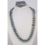 Hellblaue Perlenkette, L 104 cm, mit doppelreihigem Armband, L 18,5 cm, beide Schließen 585er WG,