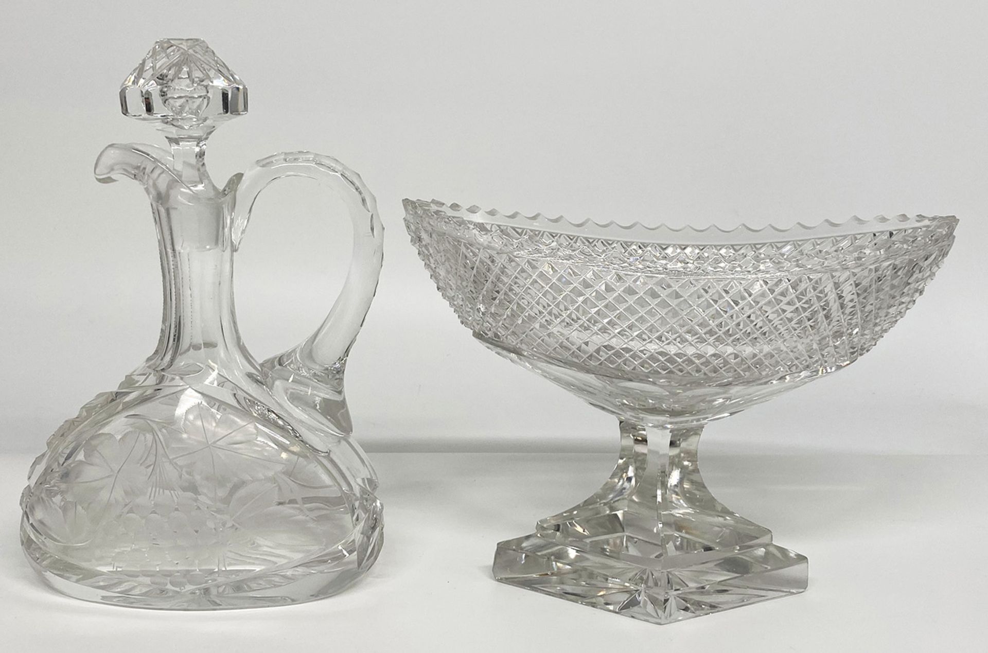 Konvolut Kristallglas: hohe Karaffe mit teils floralem Dekor, Karaffe mit Silberhals, Henkelkaraffe, - Image 4 of 6
