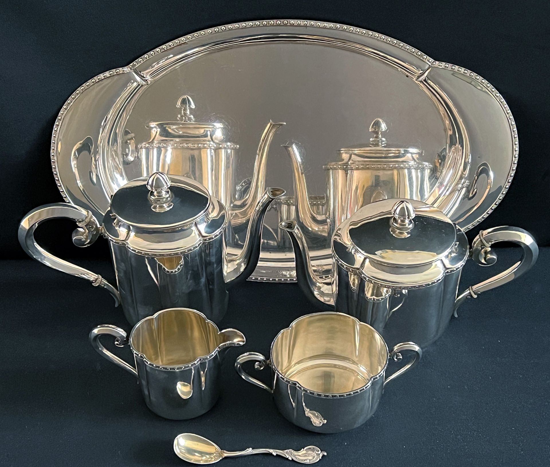 Kaffee- und Teeset, 800er Silber, ca. 1920. Kaffeekanne, Teeekanne, Milchkännchen, Zuckerdose und