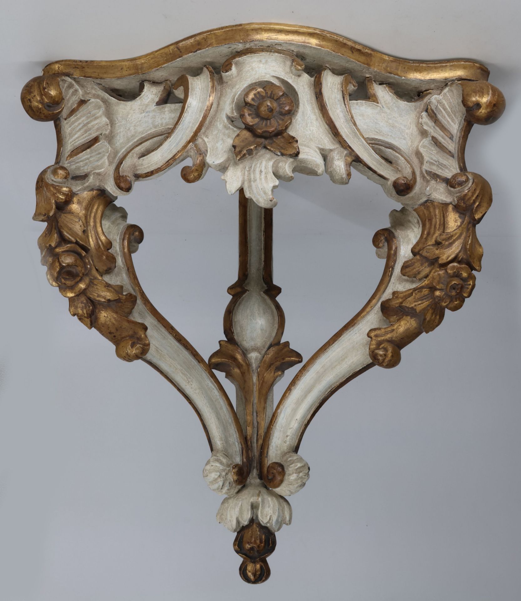 Franken, 18. Jh., barocke Eckkonsole, Holz, farbig gefasst, Ornamentik mit Blüten, Blättern und