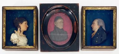 Drei Miniaturen aus Wachs: Brustbild, Damenportrait, im Profil mit Stoff und Spitzenoberteil,