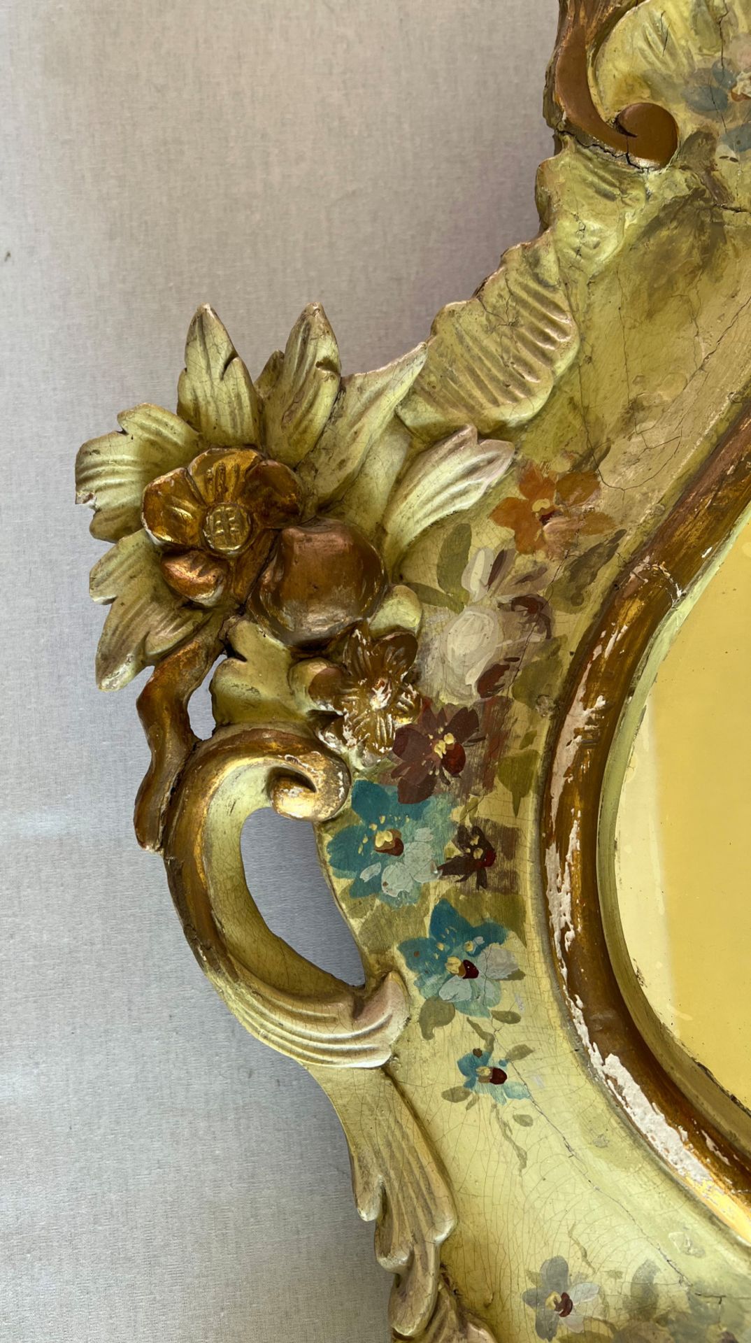 Barockspiegel mit Floralmalerei, Holz, farbig gefasst, Schlossmöbel, Altersspuren, 190 x 107 cm. - Bild 7 aus 11