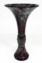 Hoher Zeremonialbecher in Form eines archaischen gu. Bronze. Kopie nach einem Shang-zeitlichen