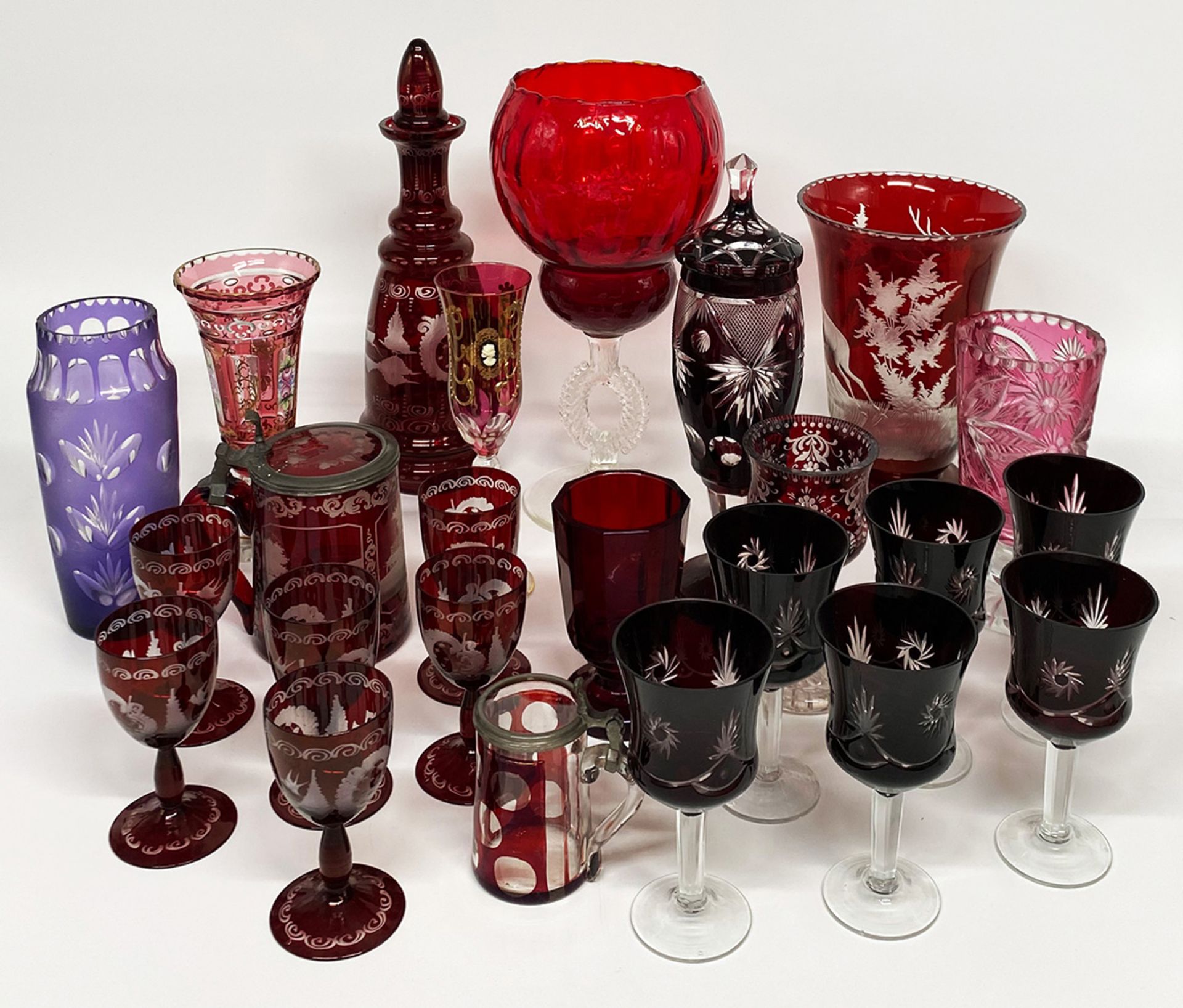 Großes Glaskonvolut, überwiegend Rubinglas, Böhmen: großer tulpenförmig und doppeltgebauchter