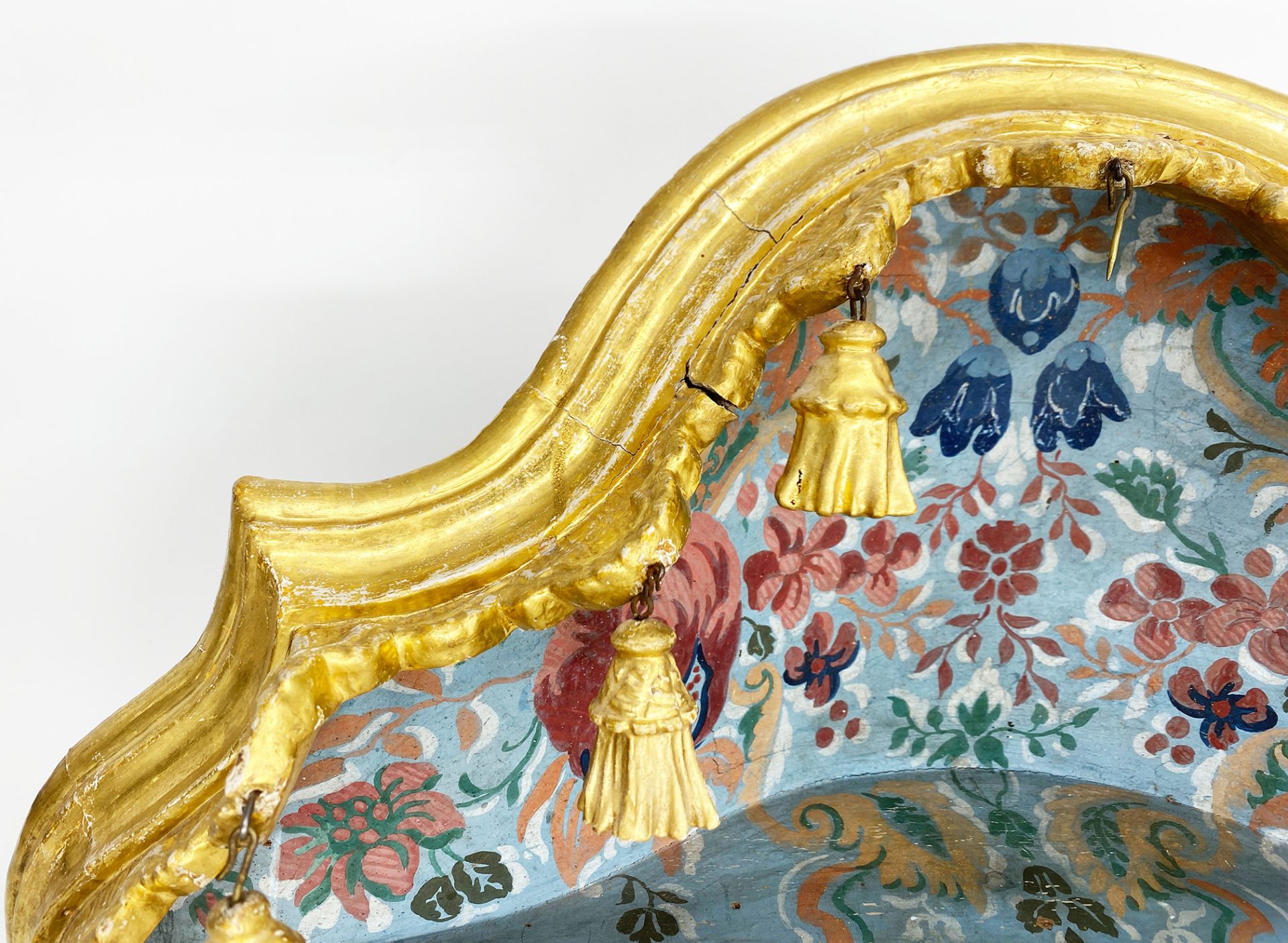 Barocker Baldachin mit geschnitztem Lambrequin sowie kleinen hängenden Quasten, Holz, farbig und - Bild 4 aus 4