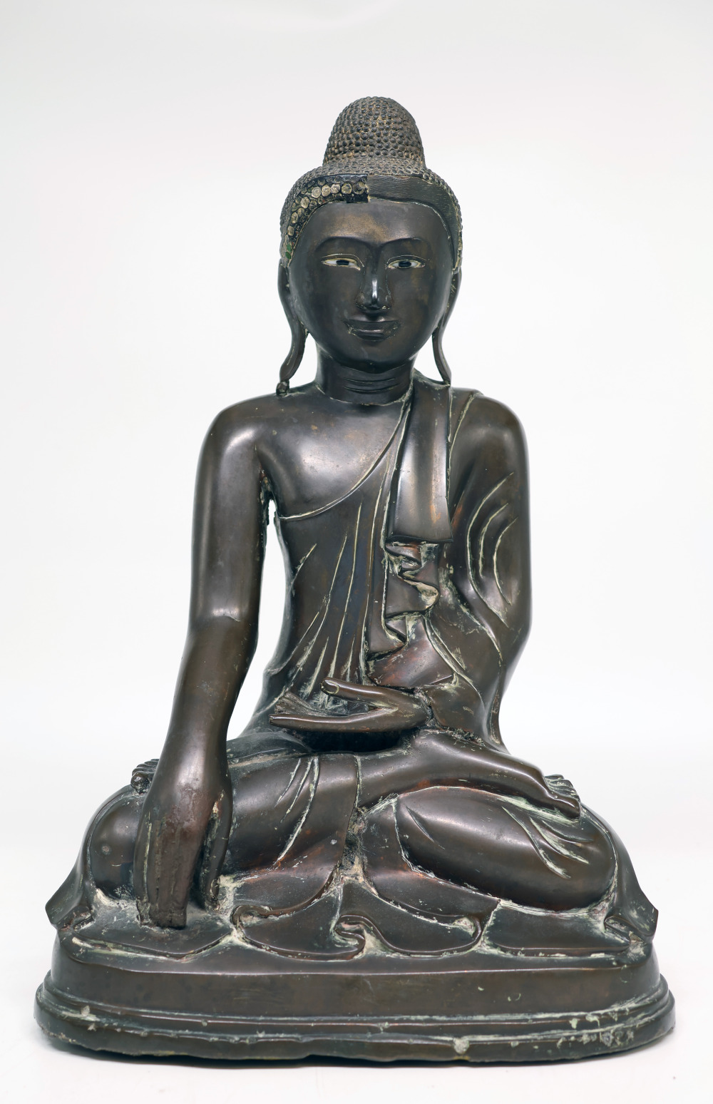 Buddha Shakyamuni. Bronze. Birma, Mandalay, um 1900. Stirnband teils besetzt mit Spiegelglassteinen,