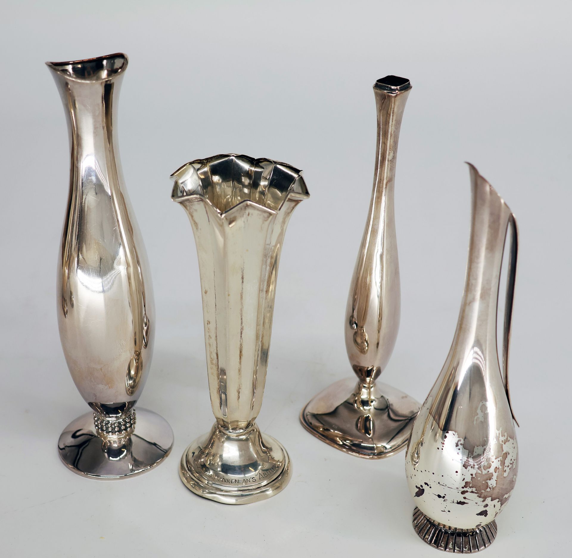 6 Vasen, alle Silber, Alterspuren, Flecken: Bauchige Vase, Vase mit wellenförmigem Band und - Bild 6 aus 8