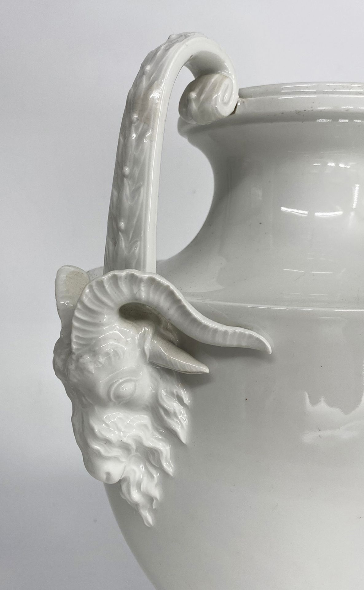 Konvolut aus 4 großen Vasen: KPM, Amphorenvase mit Greifenhenkeln, sog. Französische Vase, - Image 5 of 13