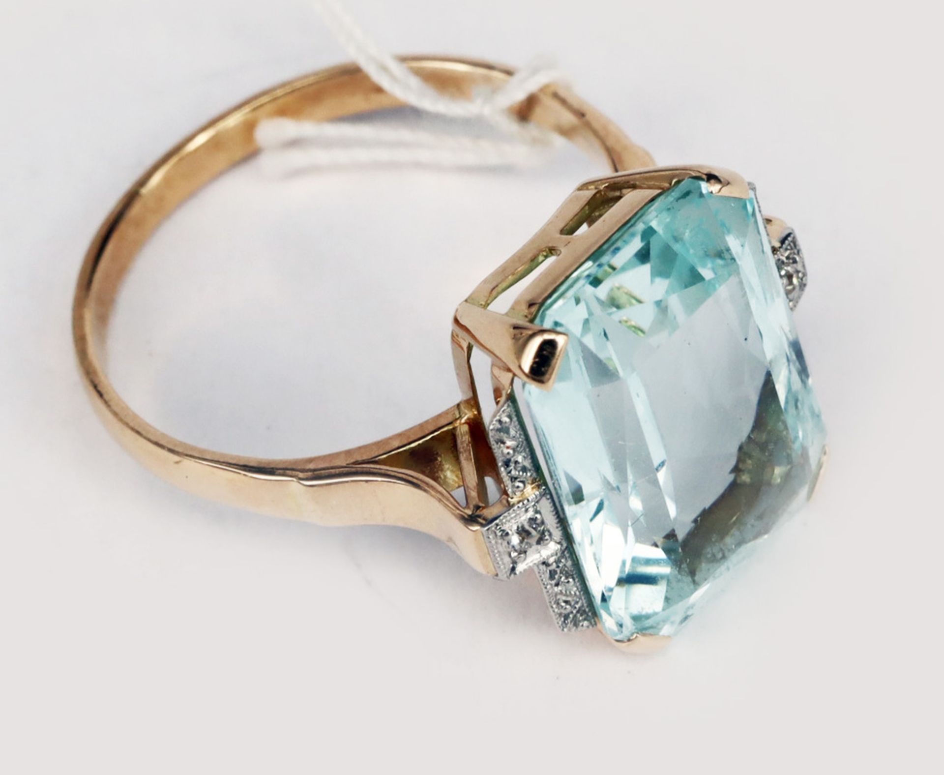 Ring, 585er GG, mit großem Aquamarin ca. 9 ct, seitlich mit Diamanten gefasst, Altersspuren, RG56