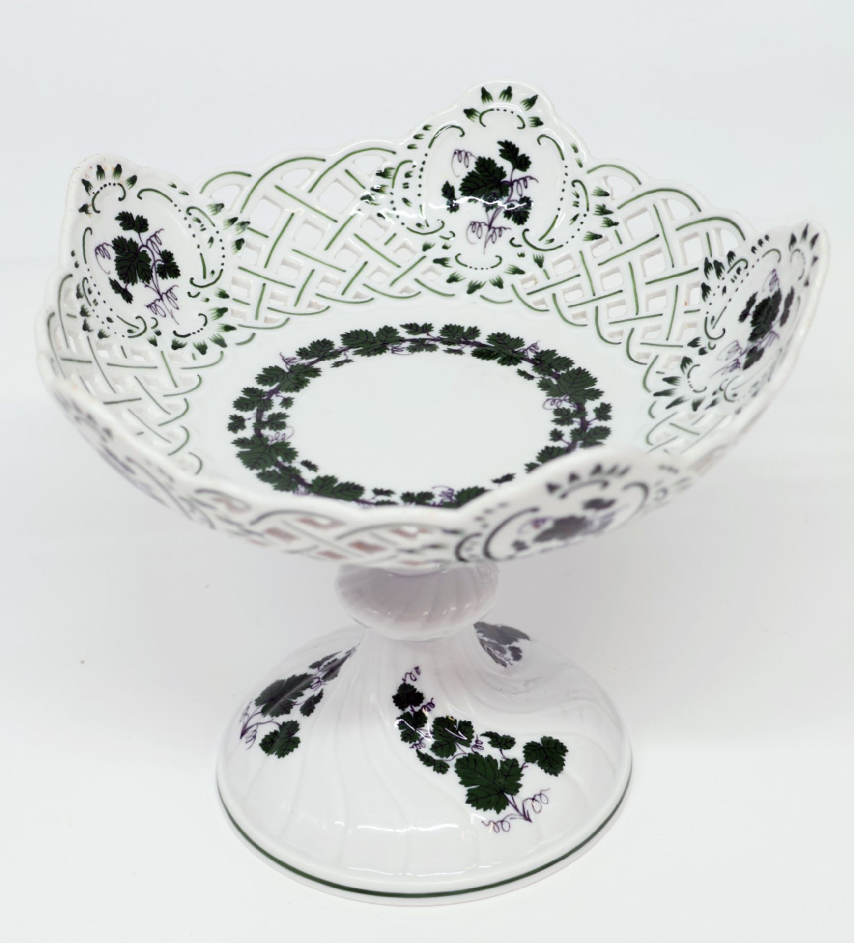 Meissen, 8 Vasen als Tischdekoration, runder Stand mit vier Füßen, verschiedene Dekore, Weinlaub - Image 2 of 5