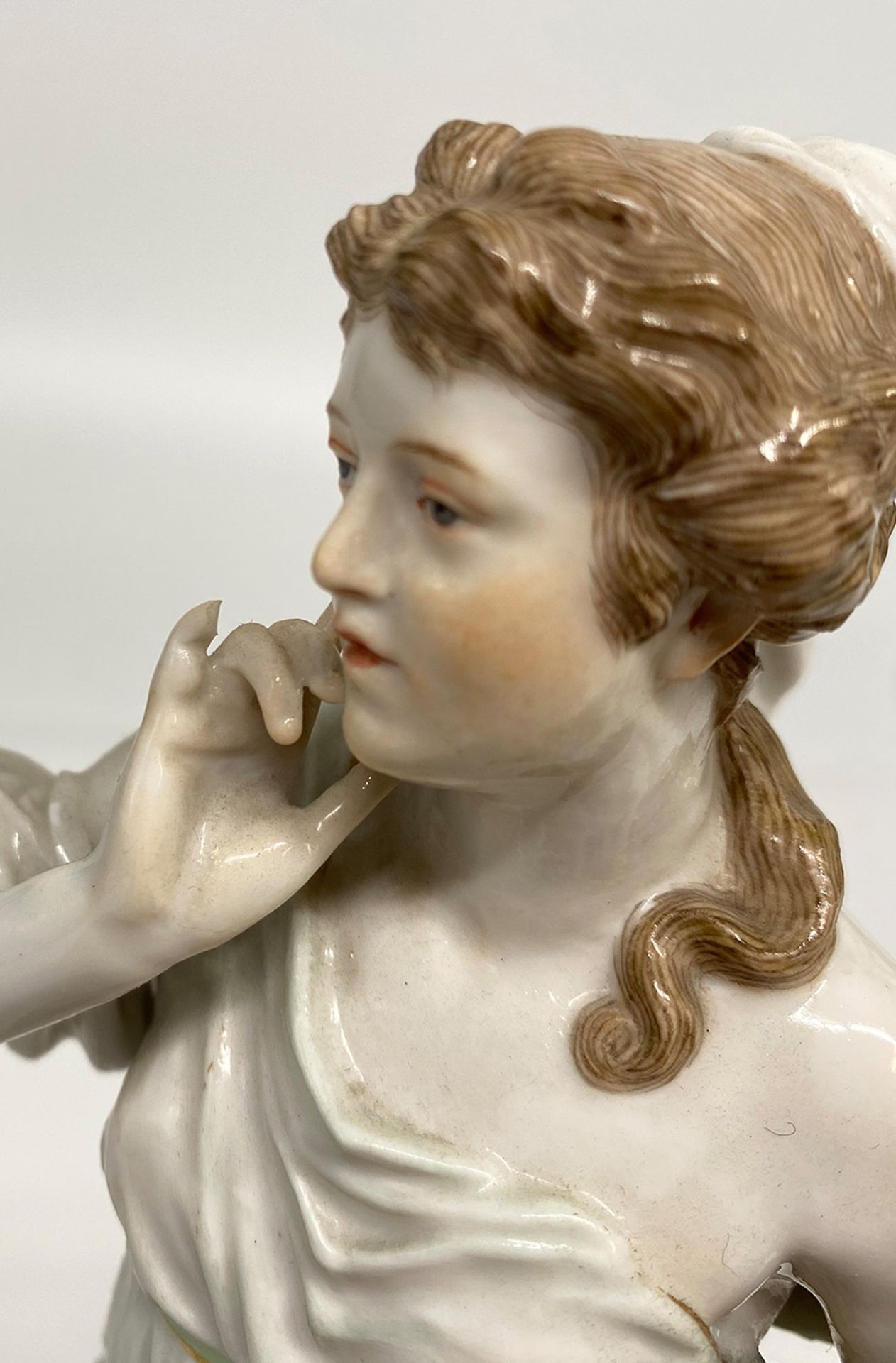 Meissen, Amorettenverkäuferin, nach einem Entwurf von Paul Helmig, stehende antikisierende weibliche - Image 2 of 6
